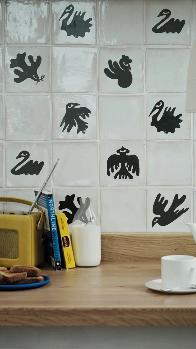 mur de carreaux avec des oiseaux noirs