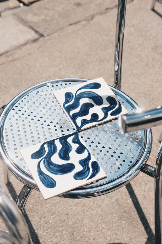 carreaux de faience bleus avec une forme organique