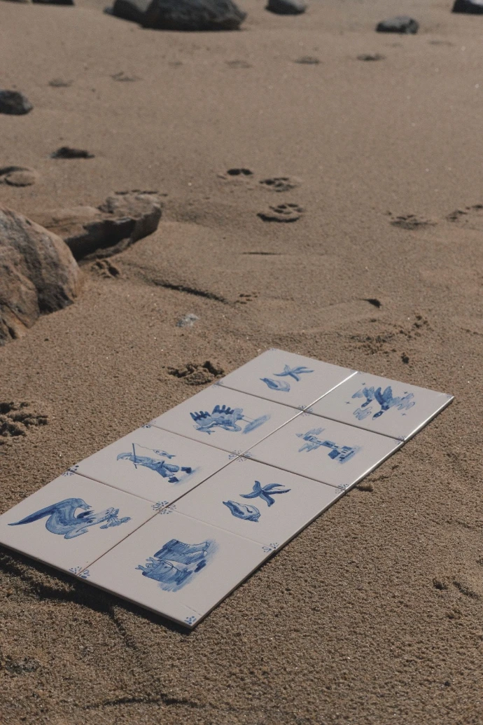 ensemble de carreaux bleus avec un décor de moment de vie