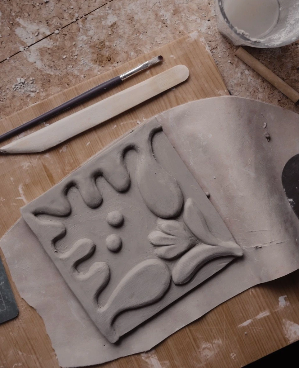 carreau en relief en préparation