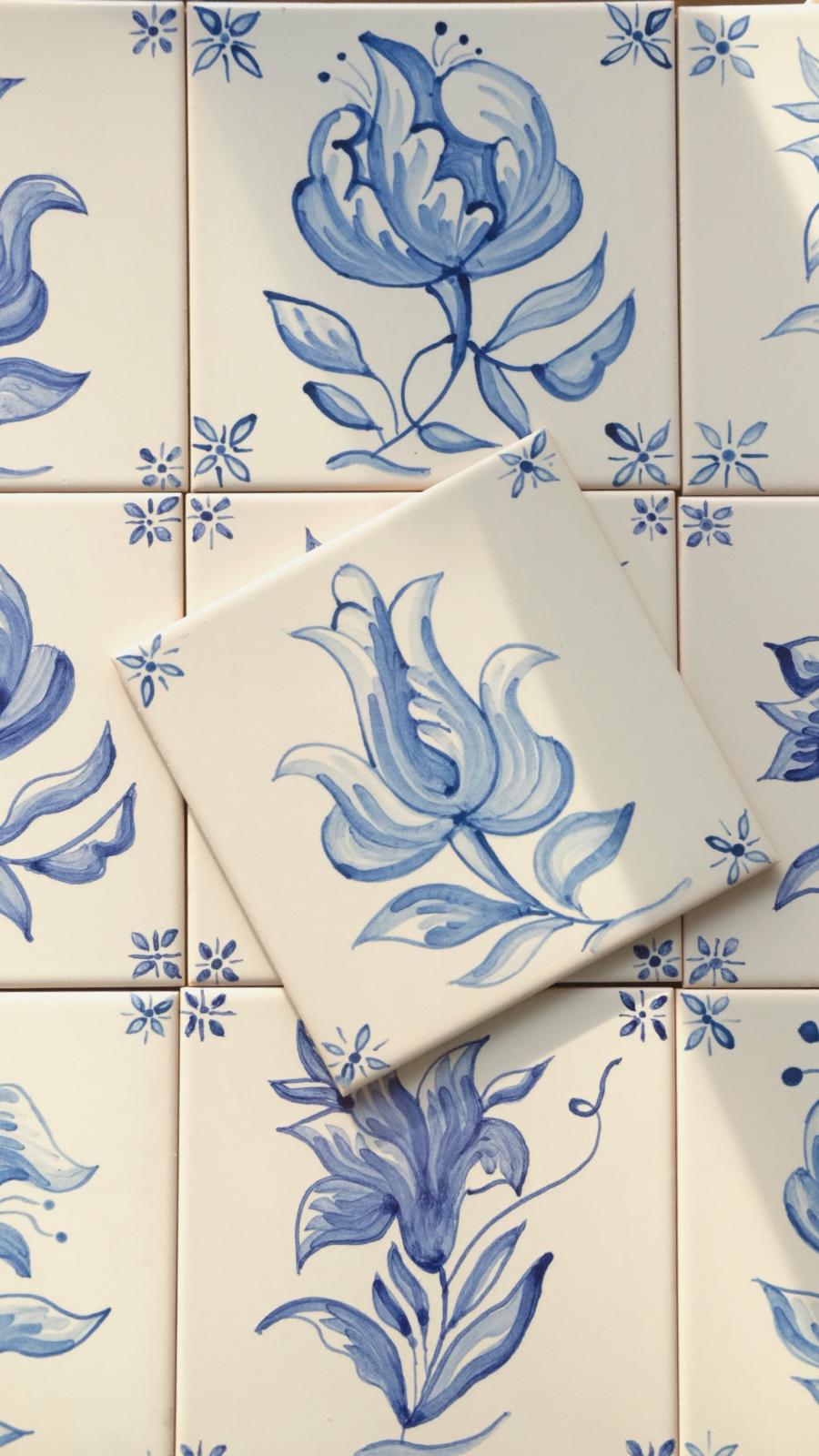 azulejos bleus avec des fleurs traditionnelles