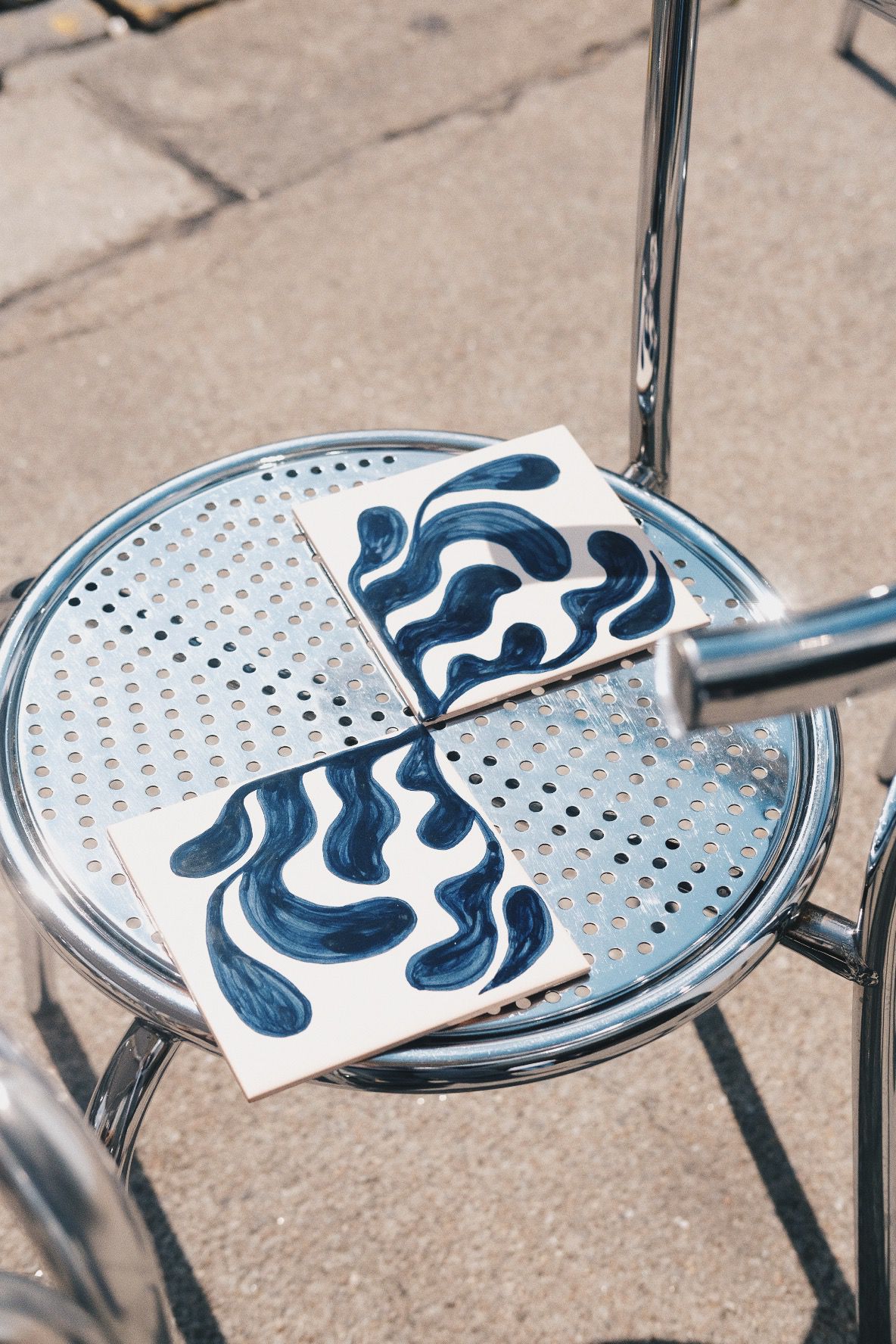 azulejos bleu avec des formes organiques