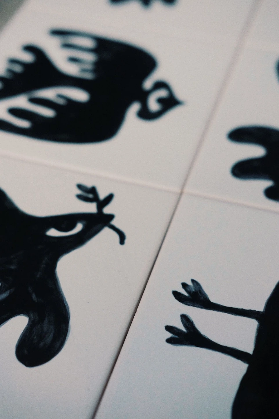 azulejos avec des oiseaux noirs