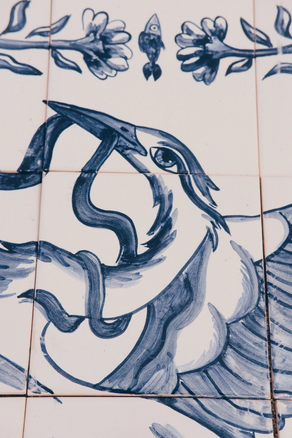 fresque héron bleu chassant un serpent