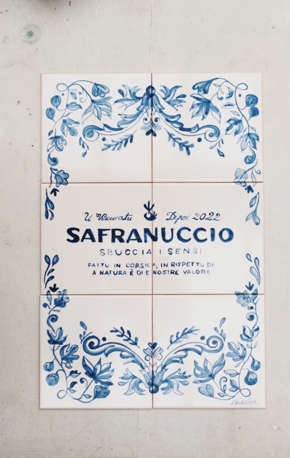 fresque bleu ornementale pour un magasin de safran corse